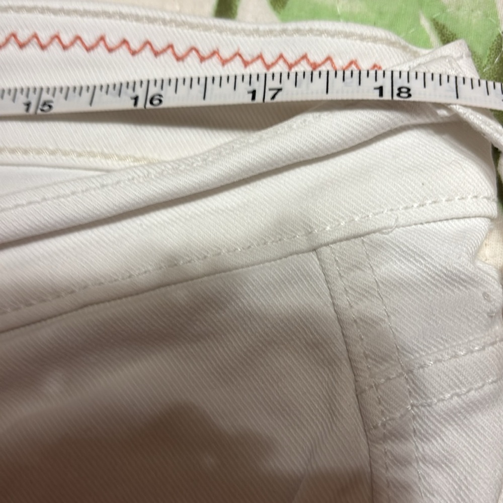 Levi's Women’s 515 White Capri Jeans
Measurements in pics / have some stretch - Picture 4 of 8